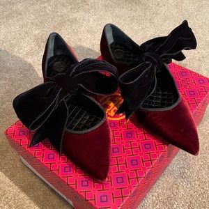 Tory Burch HOLIDAY Flats ‘Clara’ Velvet Bordeaux and Black